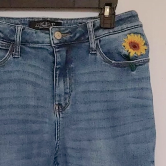 Judy Blue Relaxed Jeans raw hem Sunflower Embroidery Women’s Sz 18W - Picture 4 of 9